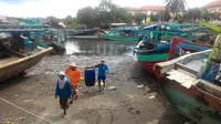 Ilustrasi - Nelayan Cilacap menggotong ikan ke Tempat Pelelangan Ikan (TPI). (Foto: Liputan6.com/Muhamad Ridlo)