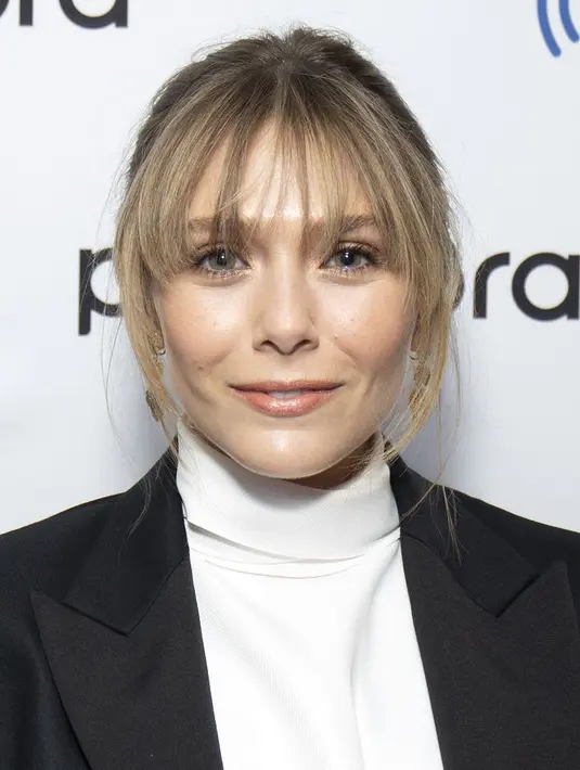 Wispy bang adalah jenis yang ringan dan halus. Poni tipis ini biasanya memiliki banyak rambut di ujungnya, cocok untuk orang dengan aktivitas padat yang menginginkan rambut berponi dengan perawatan rendah.