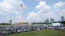 Ribuan umat muslim bersiap melaksanakan salat Jumat saat aksi di Lapangan Monumen Nasional, Jakarta, Jumat (11/5). Aksi ini untuk menyoroti konflik Palestina dan Israel pada perebutan bangunan suci atau Baitul Maqdis. (Liputan6.com/Helmi Fithriansyah)