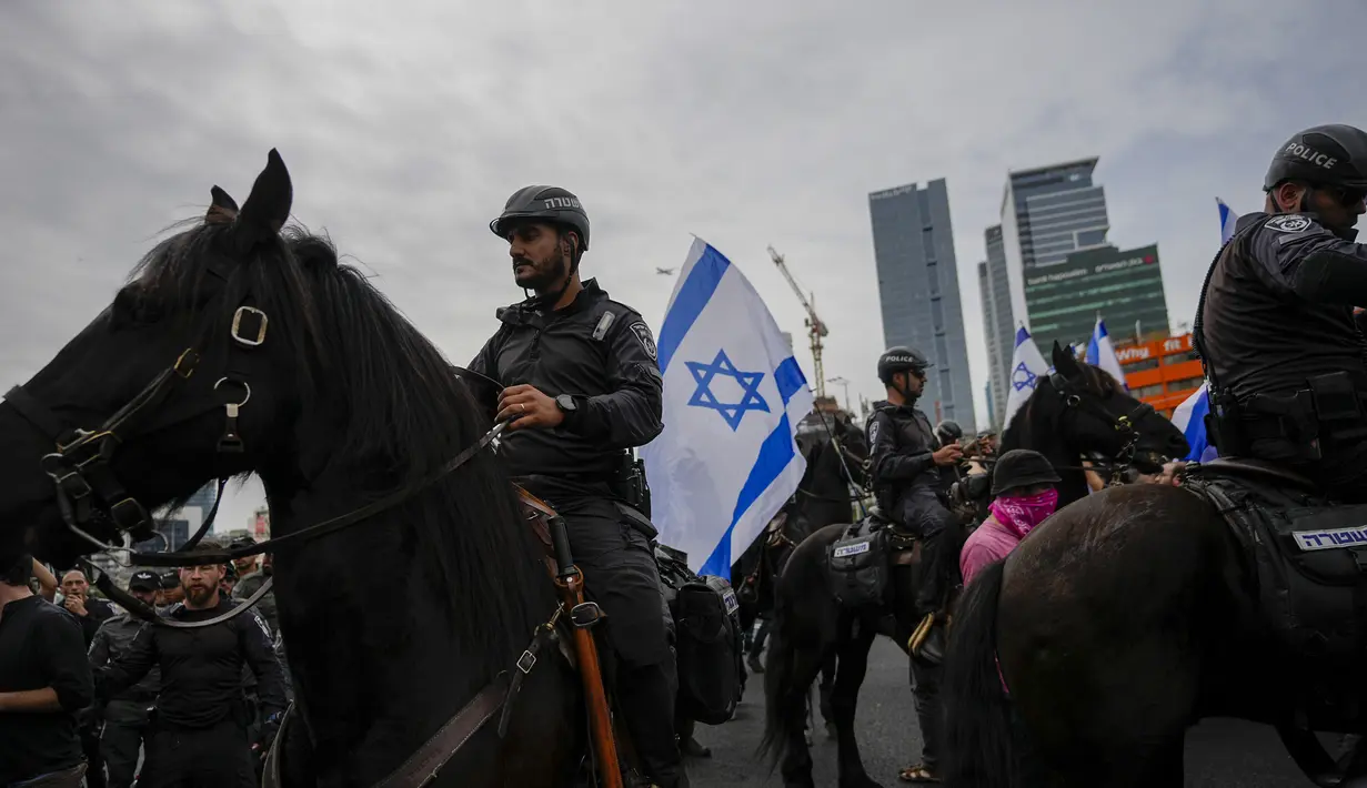 Shikma Bressler, salah satu pemimpin protes, termasuk di antara mereka yang ditangkap, kata penyelenggara. (AP Photo/Oded Balilty)