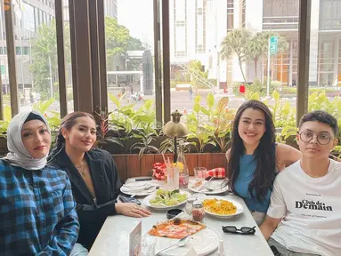 Momen manis Angelina Sondakh hangout bareng buah hatinya. (Sumber: Instagram/aaliyah.massaid)