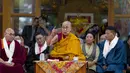 <p>Dalai Lama menyangkal menjadi seorang separatis dan mengatakan bahwa ia hanya menganjurkan otonomi yang substansial dan perlindungan terhadap budaya Buddha asli Tibet. (AP Photo/Ashwini Bhatia)</p>