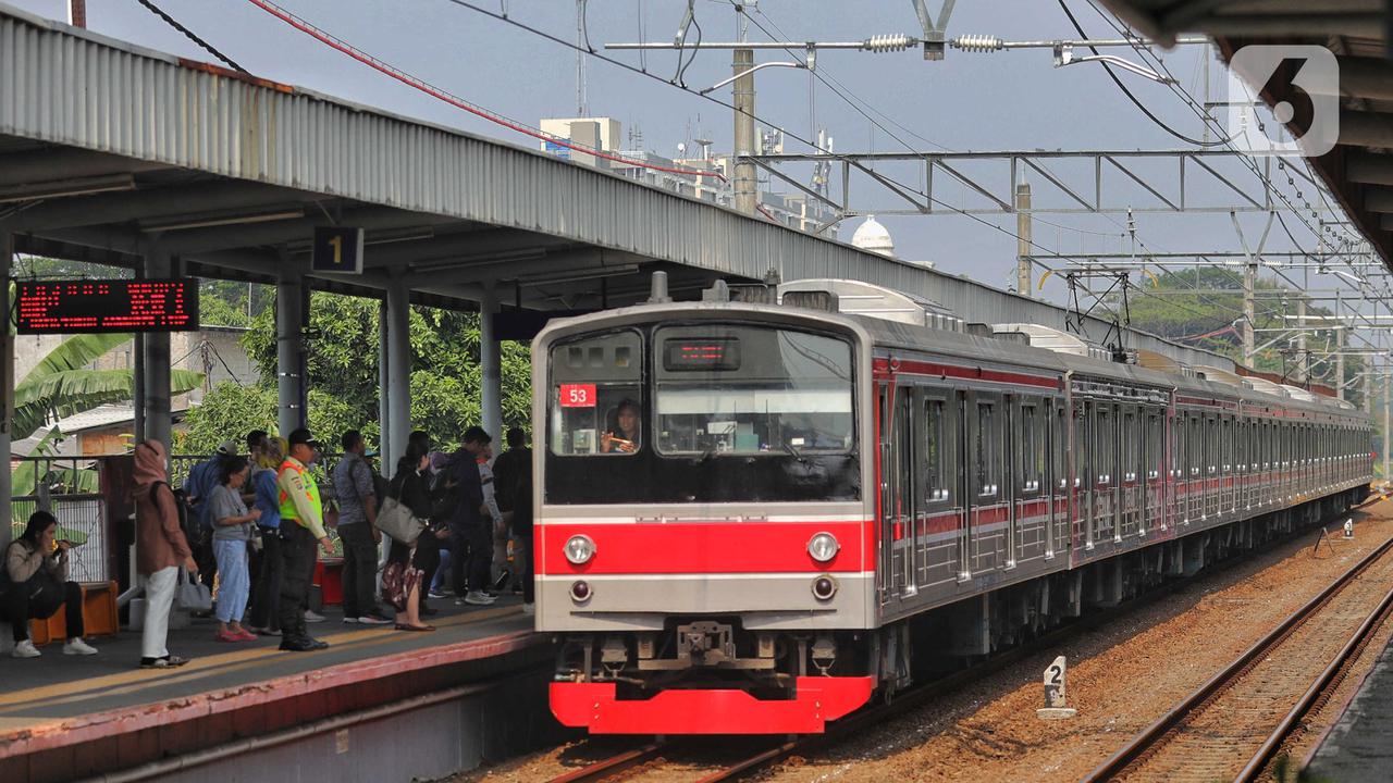 Subsidi KRL Berbasis NIK Bakal Bikin Kelas Menengah Makin Tertekan
