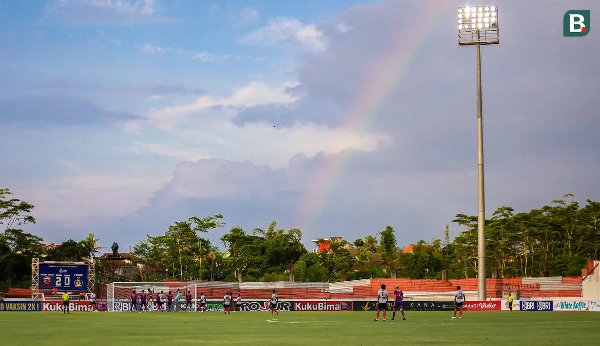 Suasana laga pekan ke-13 BRI Liga 1 2021/2022 antara Madura United melawan Persik Kediri di Stadion Moch Soebroto, Magelang, Rabu (24/11/2021). (Bola.com/Bagaskara Lazuardi)