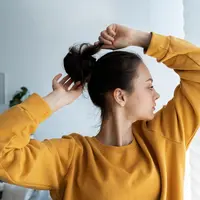 Memiliki gaya rambut yang rapi namun tetap terlihat effortless sering menjadi pilihan banyak perempuan modern. Salah satu gaya yang kini semakin populer adalah low twisted ponytail dengan soft curls. (foto/dok: freepik)