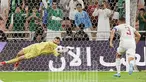 Timnas Indonesia sukses membawa pulang satu poin dari kandang Arab Saudi setelah bermain imbang 1-1 pada laga matchday pertama putaran ketiga Kualifikasi Piala Dunia 2026 zona Asia Grup C di King Abdullah Sports City Stadium, Jeddah, Arab Saudi, Jumat (6/9/2024) dini hari WIB. Indonesia sempat unggul lewat gol Ragnar Oratmangoen pada menit ke-19 yang mampu disamakan tuan rumah melalui gol Musab Fahz Aljuwayr pada masa injury time babak pertama. Penampilan gemilang Maarten Paes di bawah mistar gawang Indonesia menjadi kredit tersendiri dalam laga debutnya membela Timnas Garuda. (Instagram PSSI)