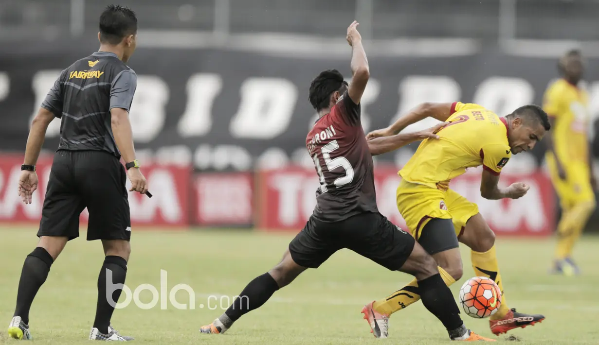 Striker Sriwijaya FC, Beto Goncalves, berebut bola dengan gelandang Barito Putera, Syahroni, pada laga Piala Presiden 2017 di Stadion I Wayan Dipta, Bali, Senin (13/2/2017). (Bola.com/Vitalis Yogi Trisna)
