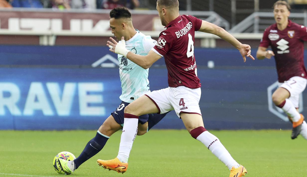Pemain Inter Milan, Lautaro Martínez, berusaha melepaskan tendangan saat melawan Torino pada laga Liga Italia di Stadion Olympic, Turin, Sabtu (3/6/2023). (Tano Pecoraro/LaPresse via AP)