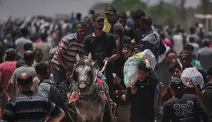 Badan Perserikatan Bangsa Bangsa untuk Pengungsi Palestina (UNRWA) melaporkan bahwa warga sipil di Jalur Gaza menjadi sasaran serangan pasukan Israel saat berupaya mendapatkan makanan di pusat distribusi bantuan Rafah. (AP Photo/Abdel Kareem Hana)