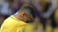 Bintang Brasil, Neymar, tampak kecewa usai menghadapi Irak pada laga Grup A Olimpiade Rio 2016 di Stadion National, Brasilia, Brasil, Senin (8/8/2016). Brasil bermain imbang 0-0 melawan Irak. (AP/Eraldo Peres)
