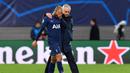 Pelatih, Tottenham, Jose Mourinho, menenangkan pemainnnya, Lucas Moura, ketika Tottenham kalah oleh RB Leipzig pada pertandingan Liga Champions di kandang Leipzig 10/3/2020. (AFP/John Macdougall)