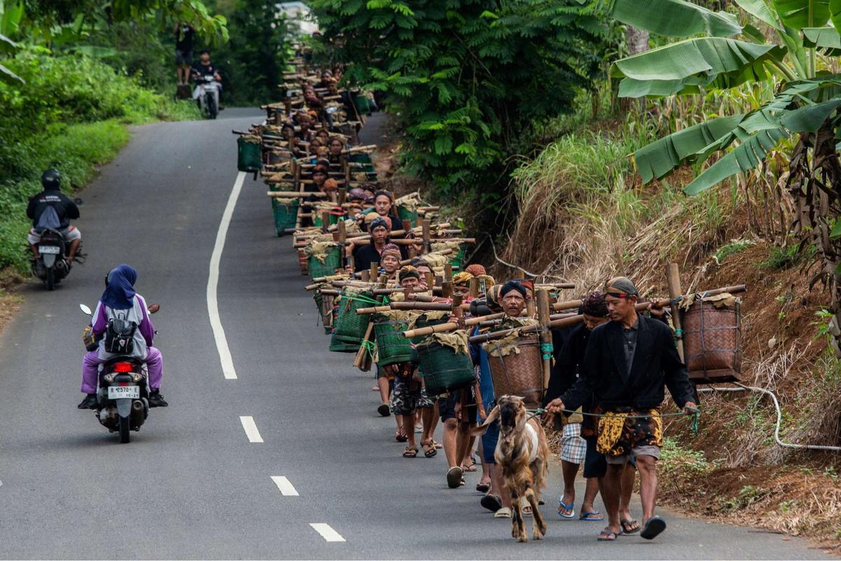 Masyarakat adat Bonokeling jalan kaki 40 km untuk ziarahi leluhur jelang Ramadan