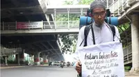 Dia jalan kaki dari Bekasi sampai Jakarta untuk berdakwah dan menyerukan bahwa Islam bukan ISIS. Salut banget!