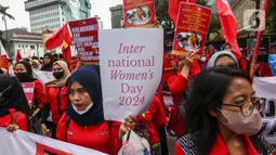 Massa juga menyuarakan beragam isu perempuan melalui poster, spanduk dan orasi selama unjuk rasa berlangsung. (Liputan6.com/Angga Yuniar)