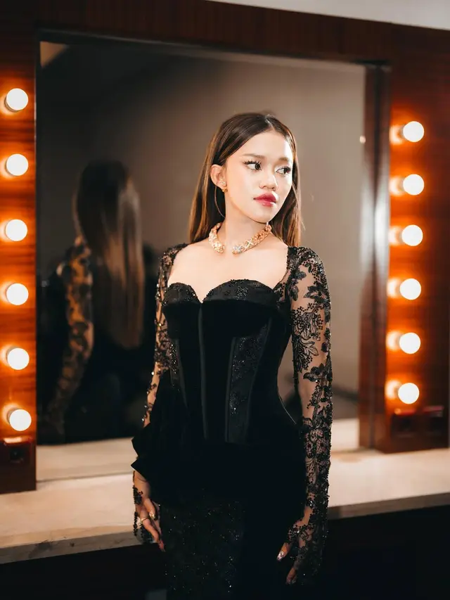 Pangling! Ummi Quary Tampil Glow Up Bak Barbie di Premiere Film Pamali