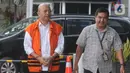 Wali Kota nonaktif Medan Tengku Dzulmi Eldin saat akan menjalani pemeriksaan oleh penyididk di Gedung KPK, Jakarta, Senin (6/1/2020). Tengku Dzulmi Eldin diperiksa sebagai tersangka terkait kasus dugaan suap proyek dan jabatan oleh Wali Kota Medan periode 2016-2021. (merdeka.com/Dwi Narwoko)