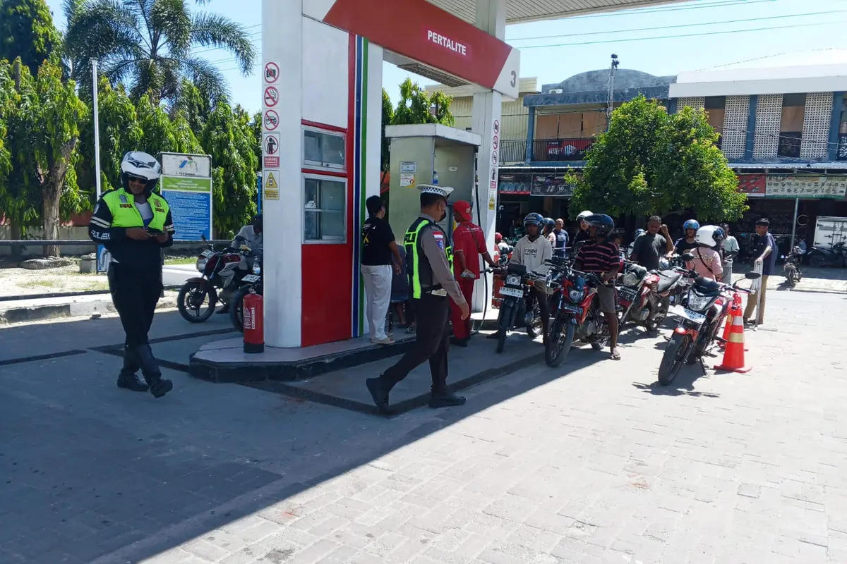 Satlantas Polres Sumba Timur, NTT saat melakukan pengawasan terhadap aktivitas pengisian BBM