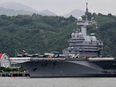 Foto memperlihatkan kapal induk bertenaga nuklir milik Angkatan Laut Prancis, Charles de Gaulle yang berlabuh di pelabuhan Gili Mas, Lembar, Lombok pada 31 Januari 2025. (SONNY TUMBELAKA/AFP)