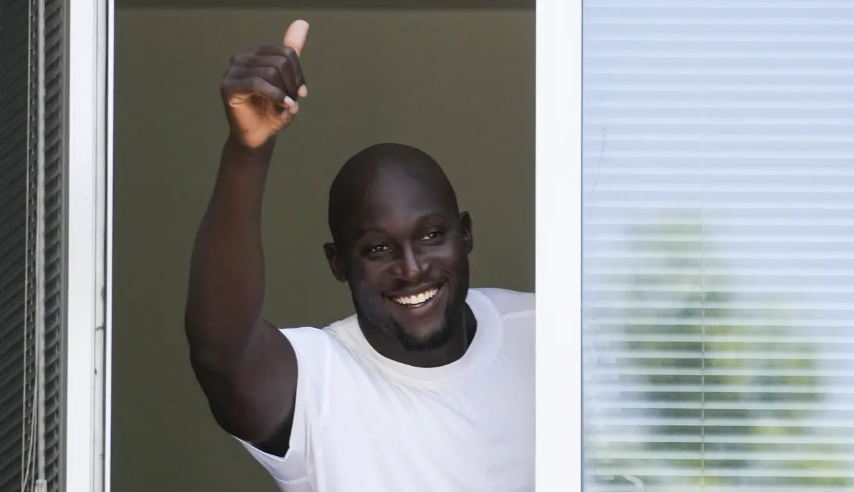 Romelu Lukaku pun sudah terbang ke Italia. Ia sudah sampai di kota Milan pada hari Rabu (29/06/2022).
Dan sekarang, Lukaku sudah teken kontrak di semua dokumen yang dibutuhkan untuk menuntaskan transfernya dari Chelsea ke Inter Milan. (AP Photo/Luca Bruno)