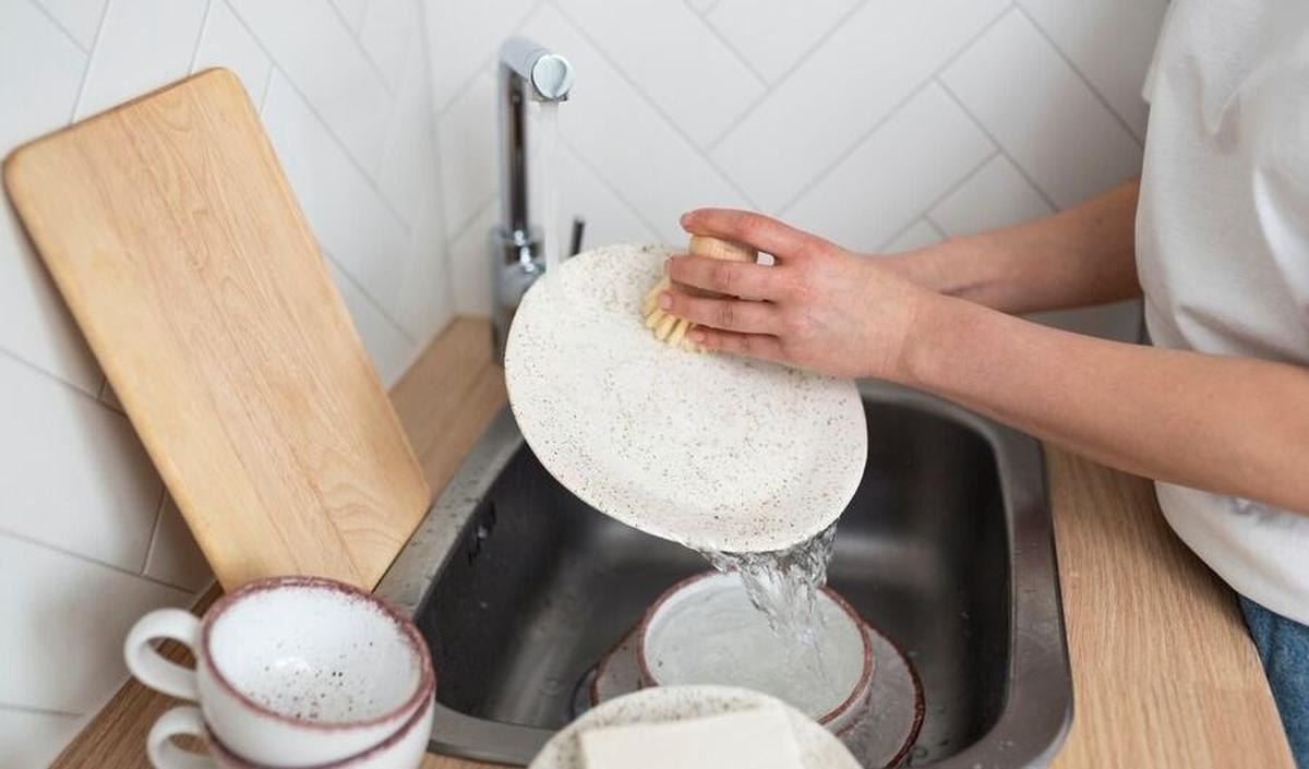 10. Cuci Peralatan Sambil Menunggu Masakan Matang