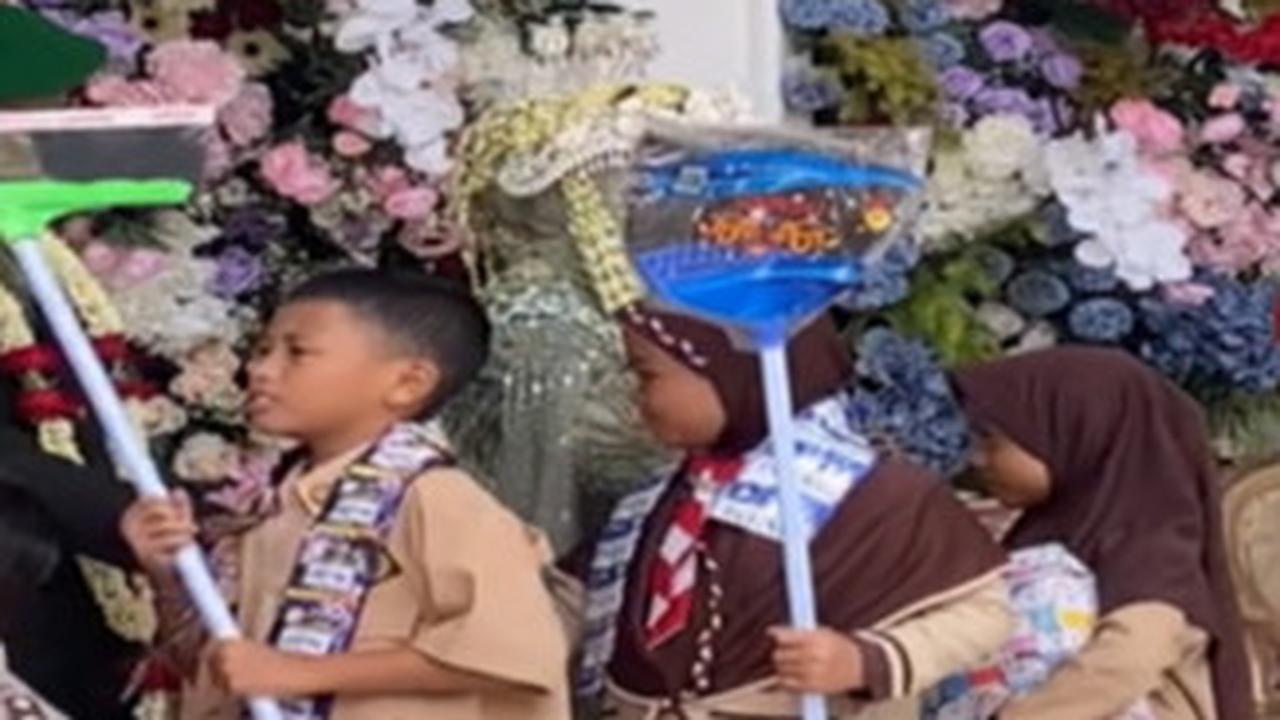 Viral Momen Pernikahan Guru SD, Dapat Hadiah Tak Biasa dari Para Muridnya
