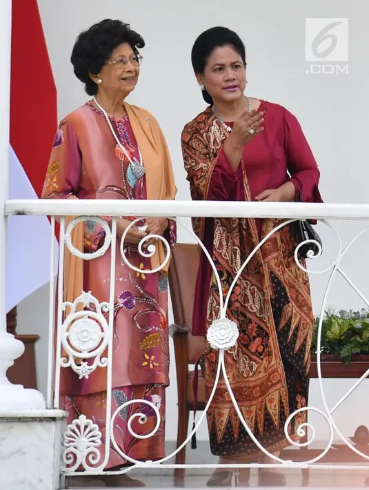 Ibu Negara Iriana Jokowi (kanan) berbincang dengan istri PM Malaysia Mahathir Mohamad, Siti Hasmah di Istana Bogor, Jawa Barat, Jumat (29/6). Indonesia menjadi negara pertama yang dikunjungi Mahathir dan Istri. (Liputan6.com/Pool/Biro Pers Setpress)