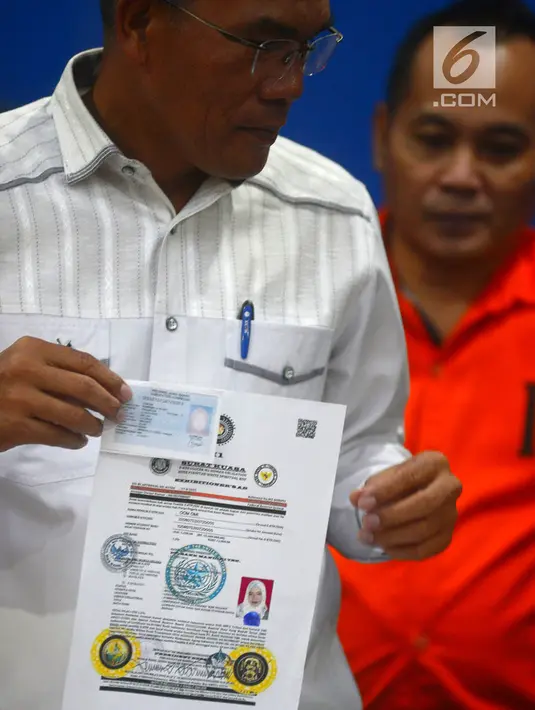 Wakil Direktur Tipideksus Bareskrim Polri Kompol Daniel Tahi Monang Silitonga menunjukkan Sertifikat Bank Indonesia (SBI) palsu, Jakarta, Kamis (16/8). Polisi menetapkan bos UN Swissindo Soegiharto Notonegoro sebagai tersangka. (Merdeka.com/Imam Buhori)