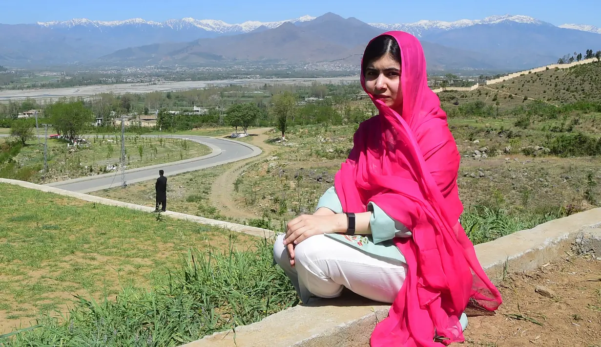 Aktivis Pakistan dan penerima Nobel Perdamaian Malala Yousafzai berpose saat berada di Kota Swat, Pakistan (31/3). Malala kembali ke kampung halamannya dengan kawalan yang ekstra ketat. (AFP Photo/Abdul Majeed)