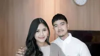 Erina Gudono Akhirnya Unggah Foto Keluarga Pertamanya Bersama Kaesang Pangarep dan Bebingah