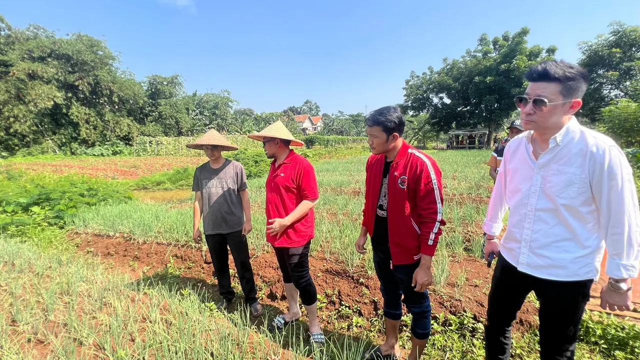 Ketua DPC PDI Perjuangan Kota Tangsel, Wanto Sugito (kedua dari kiri) (Istimewa)