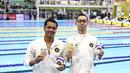 Jason Donovan Yusuf (kanan) dan Siman Sudartawa (kiri) memamerkan medali emas dan perunggu nomor 50 meter gaya punggung putra pada SEA Games 2025 yang bertempat di Swimming Pool, Sports Authority of Thailand, Bangkok, Kamis (11/12/2025) sore WIB. (Dok. Akuatik Indonesia)