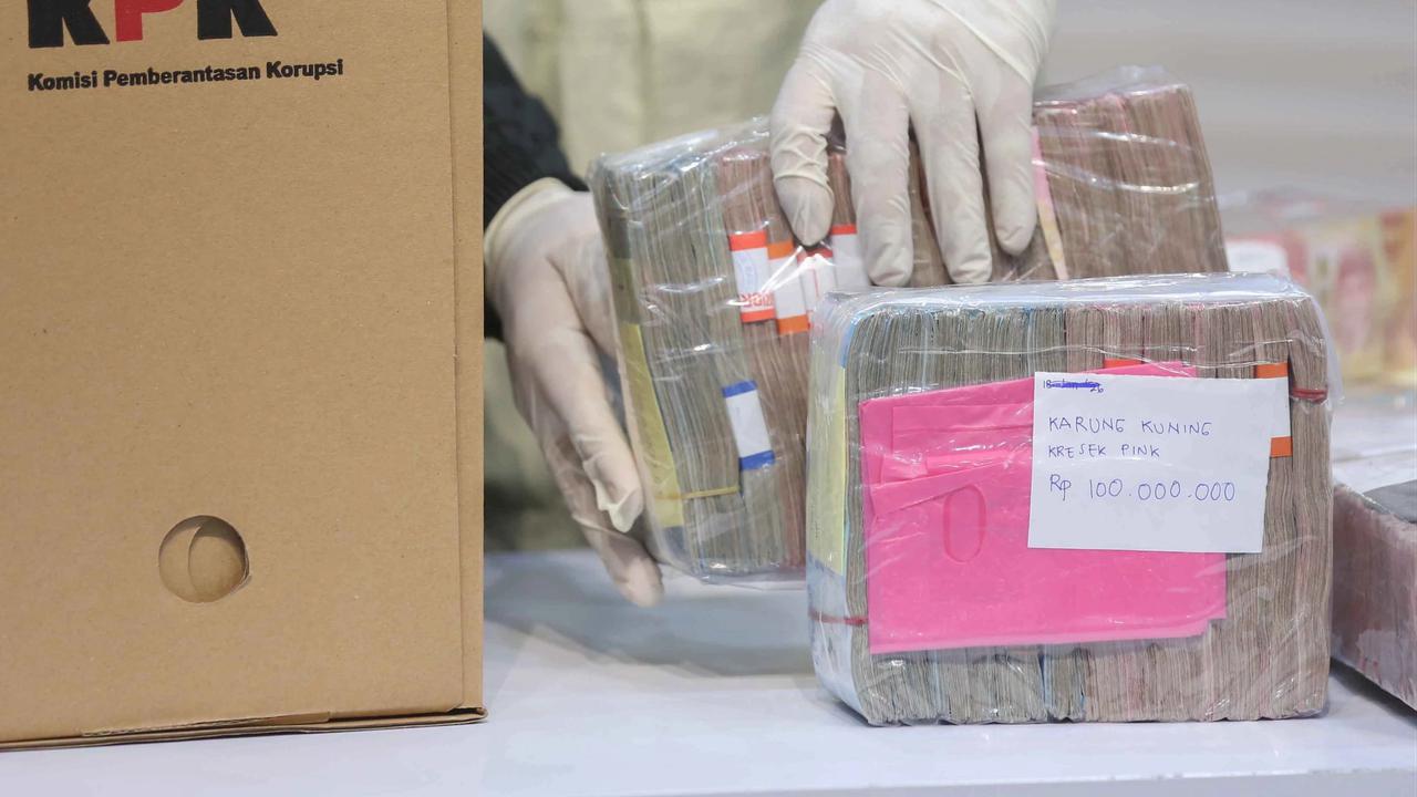 FOTO: KPK Sita Rp 2,6 Miliar dalam OTT Bupati Pati Sudewo