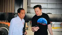 Presiden Joko Widodo atau Jokowi dan Elon Musk berkeliling melihat fasilitas megah SpaceX di Boca Chica, Amerika Serikat, Sabtu, 14 Mei 2022. Dalam kesempatan ini, Jokowi dan Elon Musk sempat melakukan diskusi singkat dilanjutkan berkeliling melihat fasilitas markas besar SpaceX tersebut. (Foto: Laily Rachev - Biro Pers Sekretariat Presiden)