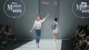 Model memperagakan baju koleksi Matahari Department Store pada Jakarta Fashion Week 2018 di Senayan City, Selasa (24/10). Mengangkat tema Rocks & Fun, koleksi tersebut menandai lima tahun keikutsertaan Matahari dalam ajang JFW (Liputan6.com/Faizal Fanani)