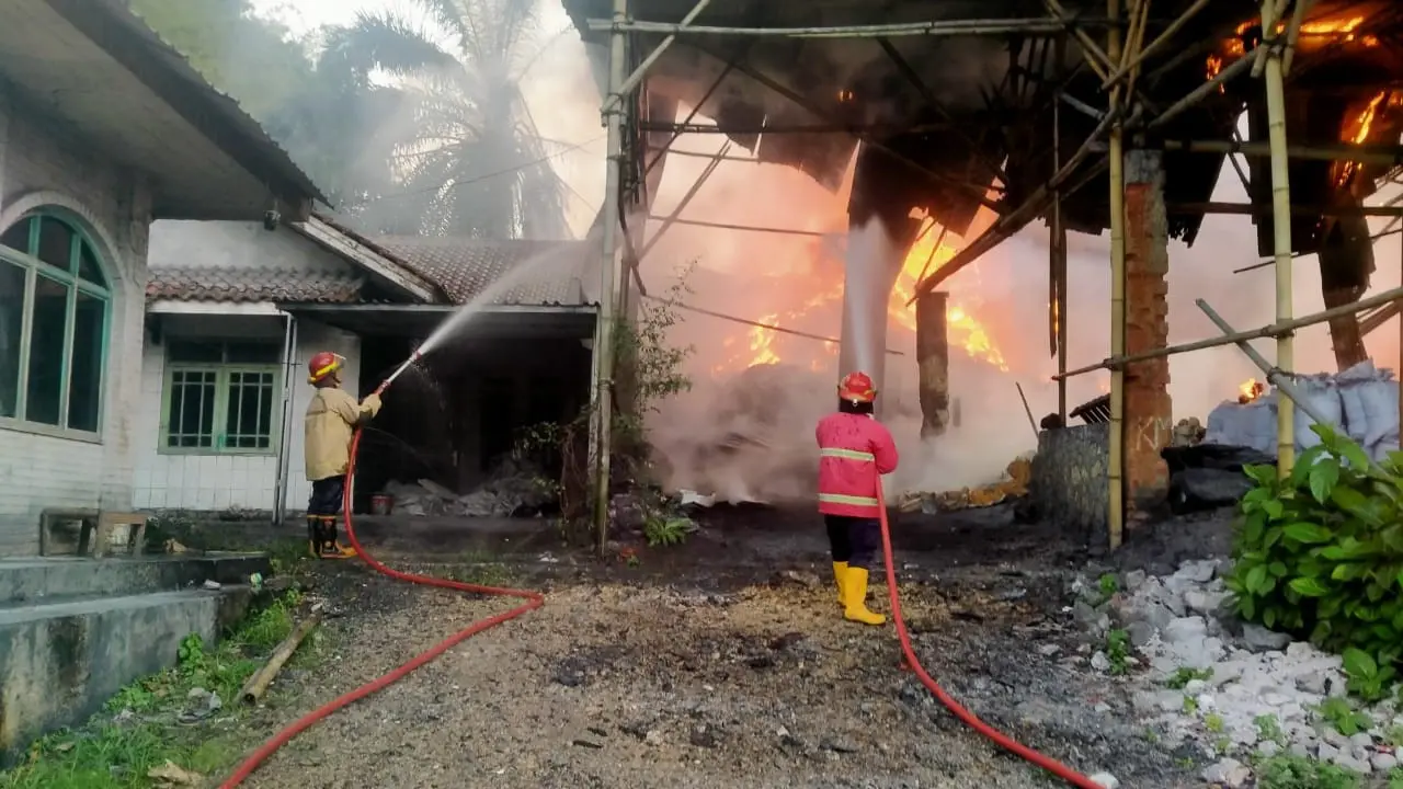 Sebuah pabrik pengolahan batu kapur di Kampung Cibatu, Kecamatan Cikembar, Kabupaten Sukabumi, hangus terbakar pada Selasa (23/9/2025).