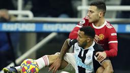 Diogo Dalot. Bek kanan berusia 22 tahun ini didatangkan Manchester United dari FC Porto pada awal musim 2018/2019. Di dua musim awal ia hanya tampil 20 kali di Liga Inggris sehingga pada musim 2020/2021 ia dipinjamkan ke AC Milan. Awal musim ini ia ditarik pulang ke Old Trafford. (AP/Jon Super)