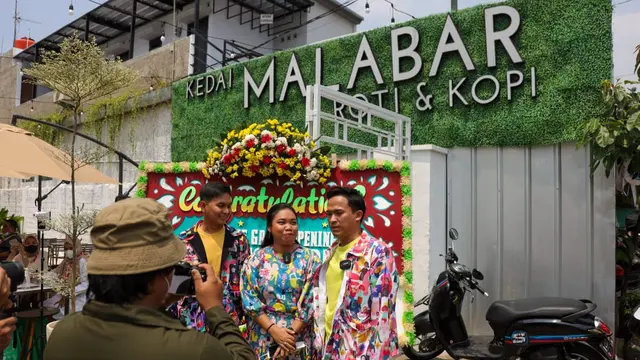 Artis Mumuk Gomez dan suaminya, Eno Retra, menggandeng komedian Anwar BAB menggarap bisnis kuliner