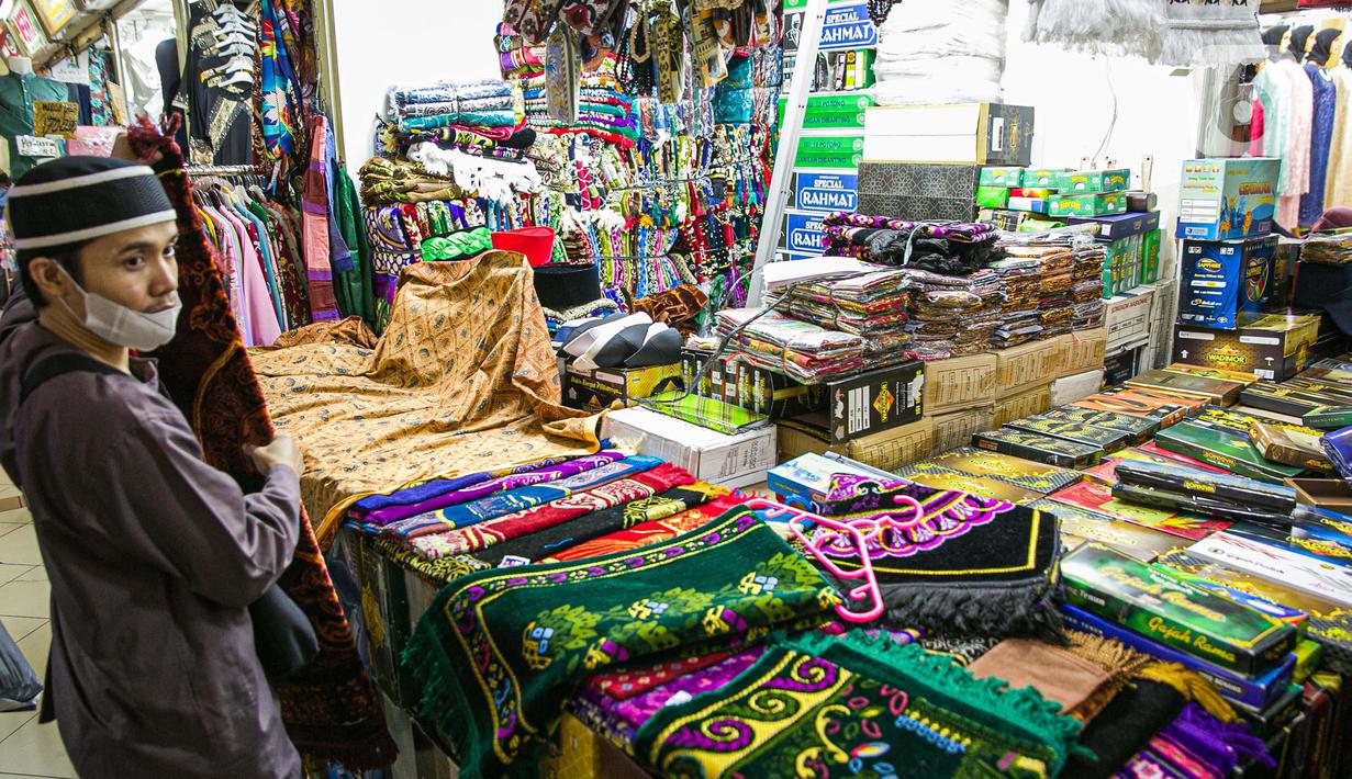 Calon pembeli memilih perlengkapan ibadah di pasar Tanah Abang Jakarta, Sabtu (17/4/2021). Saat bulan Ramadhan, umat muslim ramai berbelanja perlengkapan ibadah seperti, tasbih, sajadah, peci dan baju muslim untuk dipergunakan saat beribadah di bulan suci. (Liputan6.com/Faizal Fanani)