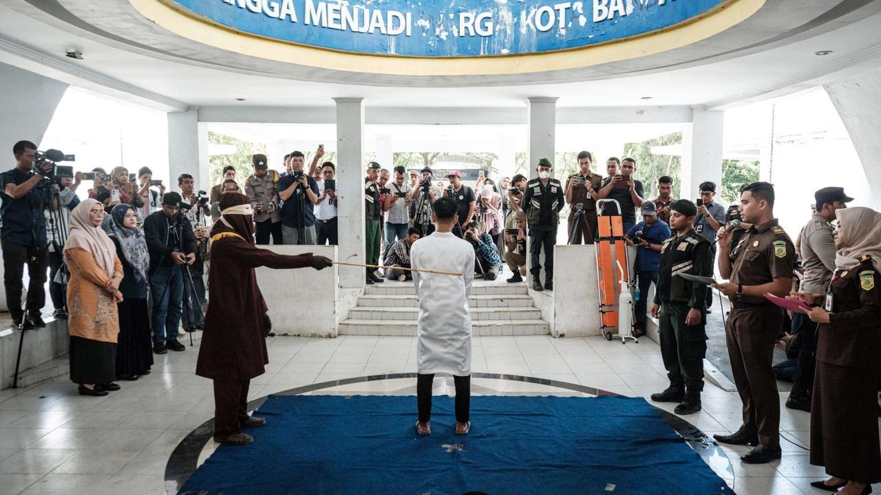 Eksekusi hukuman cambuk terhadap pasangan gay di Aceh