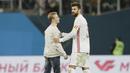 Seorang suporter memasuki lapangan dan menghampiri Gerard Pique saat Spanyol melawan Rusia pada laga persahabatan di St.Petersburg, Russia, (14/11/2017). Spanyol bermain imbang 3-3 lawan Rusia. (AP/Dmitri Lovetsky)