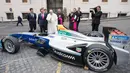 Paus Fransiskus memberkati mobil balap listrik Formula E di Vatikan (11/4). Acara itu dihadiri pejabat tertinggi seri Formula E dan pembalap. (AFP Photo/Media Vatikan)