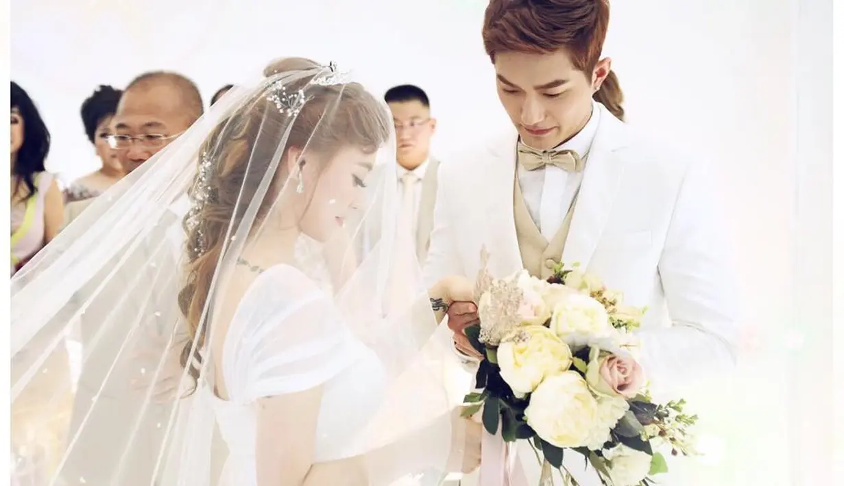 Selain itu, muncul juga perbincangan soal harga cincin pernikahan Lee Jeong Hoon dan Moa. Kabarnya cincin tersebut senilai dengan satu bulan gaji Lee Jeong Hoon, sang presenter kondang Indonesia yang berasal dari korea. (Instagram/moa_aeim)