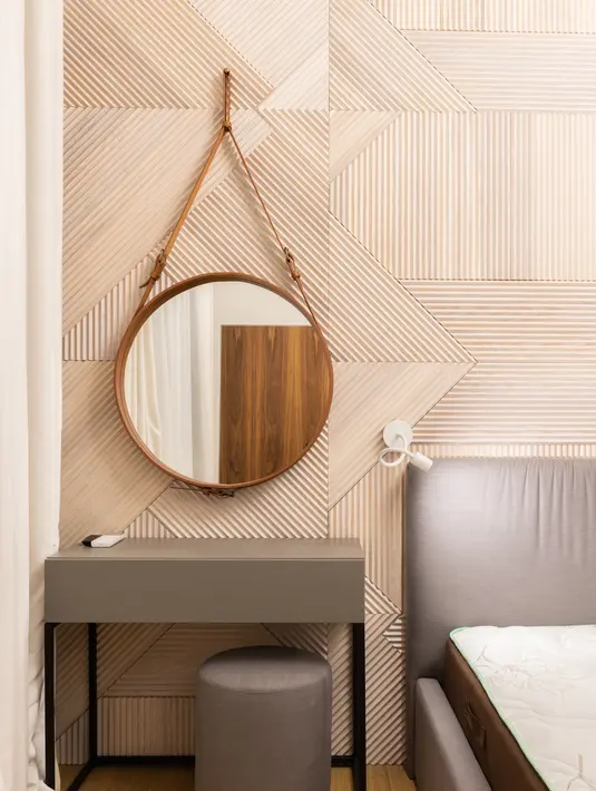 Cermin bulat yang digantung seperti ini juga bisa menghadirkan kesan ruangan yang terasa lebih luas. Cocok untuk ditaruh di kamar./Copyright pexels.com/@max-artbovich