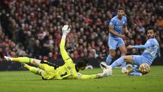 David De Gea bersama Cristiano Ronaldo menjadi dua pemain Manchester United yang tampil lumayan saat Manchester United ditekuk 0-2 sang tetangga, Manchester City, Sabtu (6/11/2021). Para pemain lain tampil mengeceawakan, bahkan layak diberi nilai di bawah 5. (AFP/Oli Scarff)