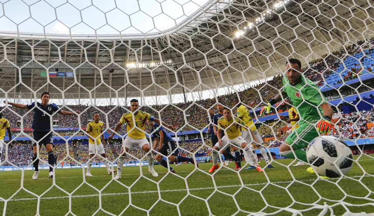Kiper Kolombia, David Ospina hanya bisa melihat bola sundulan Yuya Osako yang masuk ke gawangnya pada laga grup H Piala Dunia 2018 di Mordavia Arena, Saransk, Rusia, (19/6/2018). Jepang menang 2-1. (AP/Natacha Pisarenko)