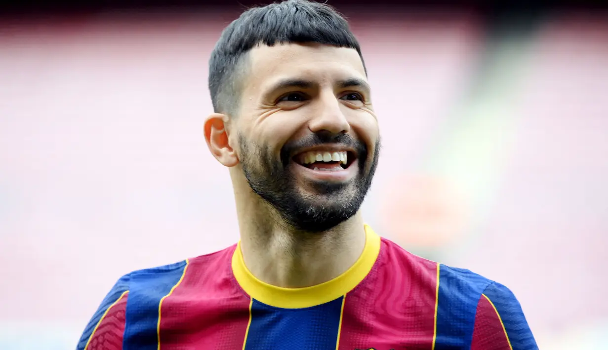 Sergio Aguero - Barcelona harus menelan pil pahit lantaran bomber anyarnya ini harus absen setidaknya selama 10 minggu. Pemain yang merupakan kawan dekat Lionel Messi ini mengalami cedera tendon betis kanan saat menjalani sesi latihan. (Foto: AFP/Lluis Gene)
