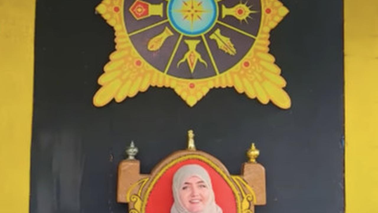 bule mencoba rawon