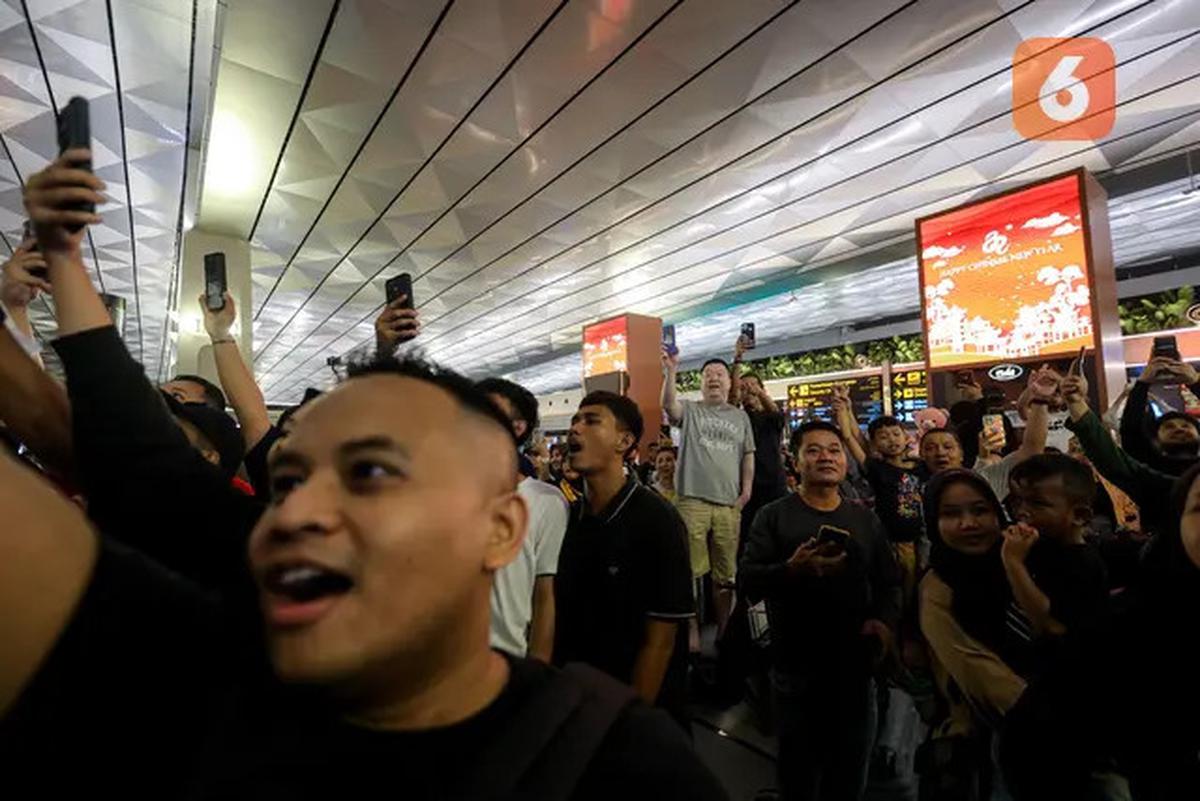 Foto: Pulang ke Korea Selatan, Shin Tae-yong Dilepas dengan Meriah oleh Masyarakat dan Suporter Indonesia