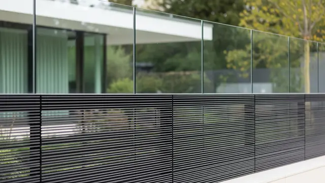 Pagar Roster Horizontal dan Kaca Frameless