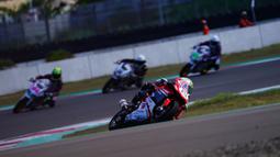Pembalap Astra Honda Racing Team (AHRT), Muhammad Kiandra Ramadhipa saat berlomba pada race kedua kelas AP250 seri keempat Asia Road Racing Championship (ARRC) Mandalika 2023 di Sirkuit Mandalika, Lombok, Minggu (13/8/2023). (Dok. AHRT)